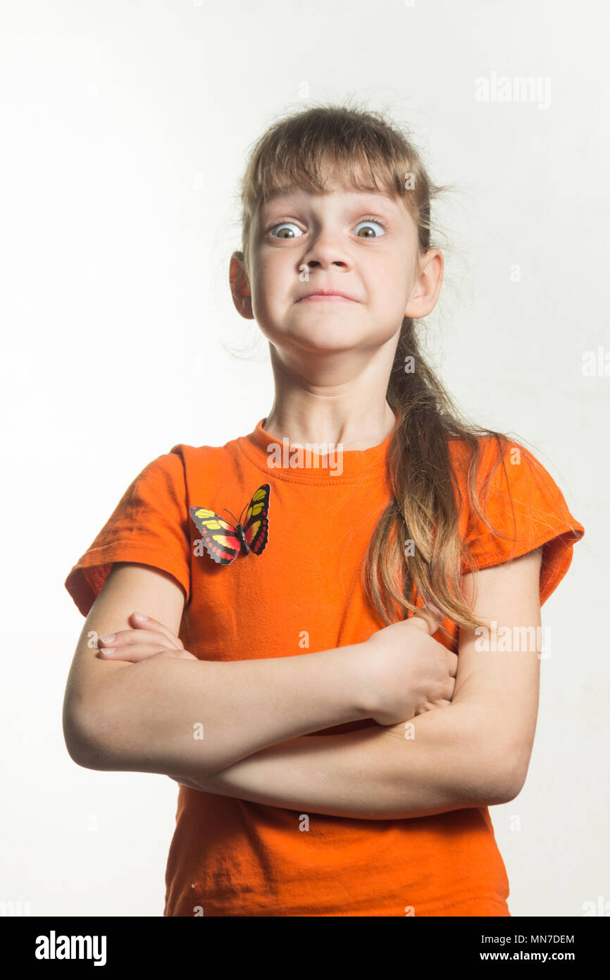 Una solapa retrato de una niña con gay divertido ojos saltones Foto de stock