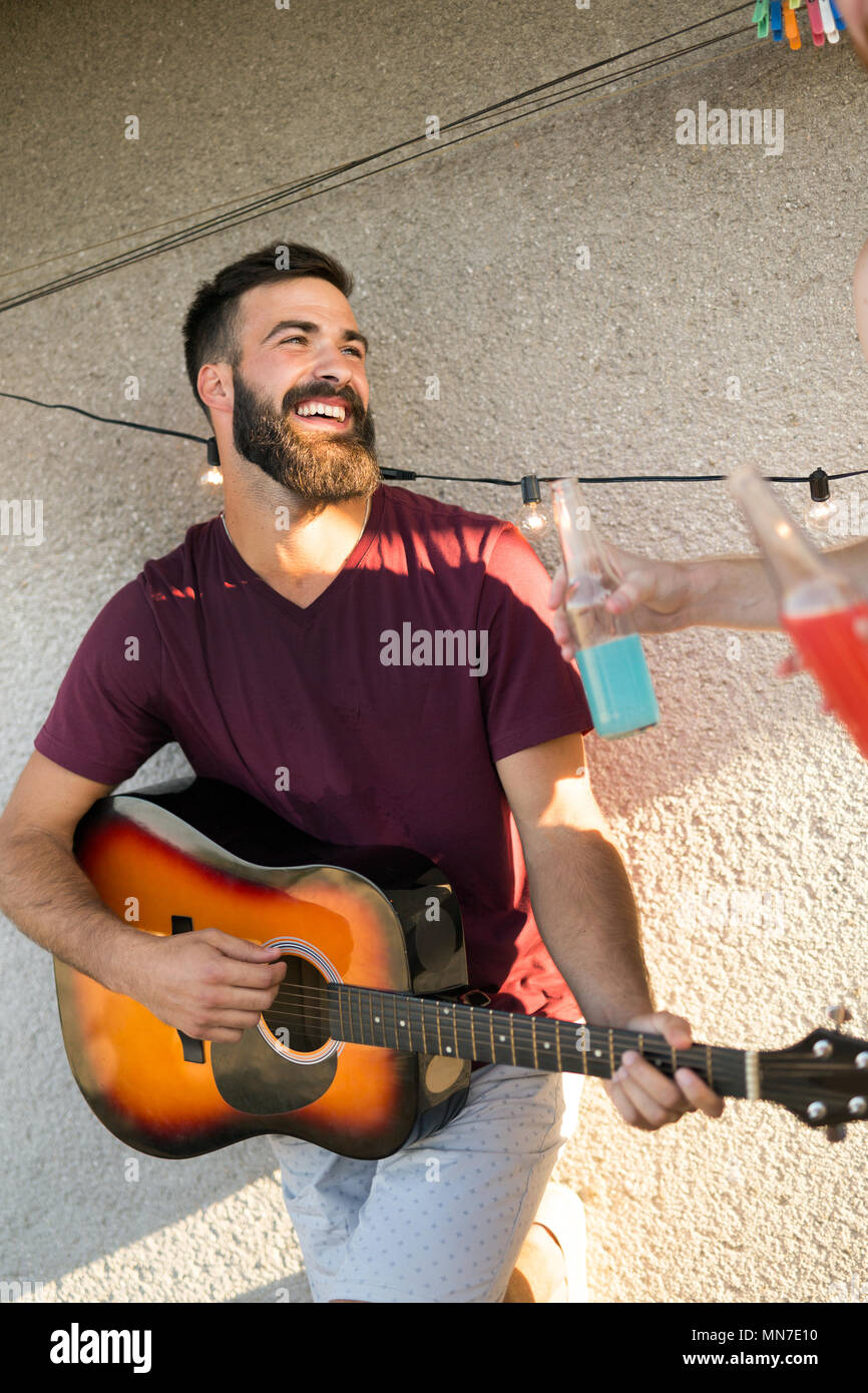 Hombre tocando guitarra en fiesta fotografías e imágenes de alta resolución  - Alamy