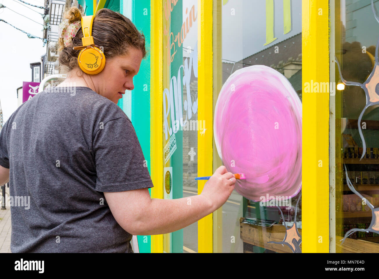 Signo de la mujer escritora pintar un escaparate, Cahersiveen, Condado de Kerry, Irlanda Foto de stock