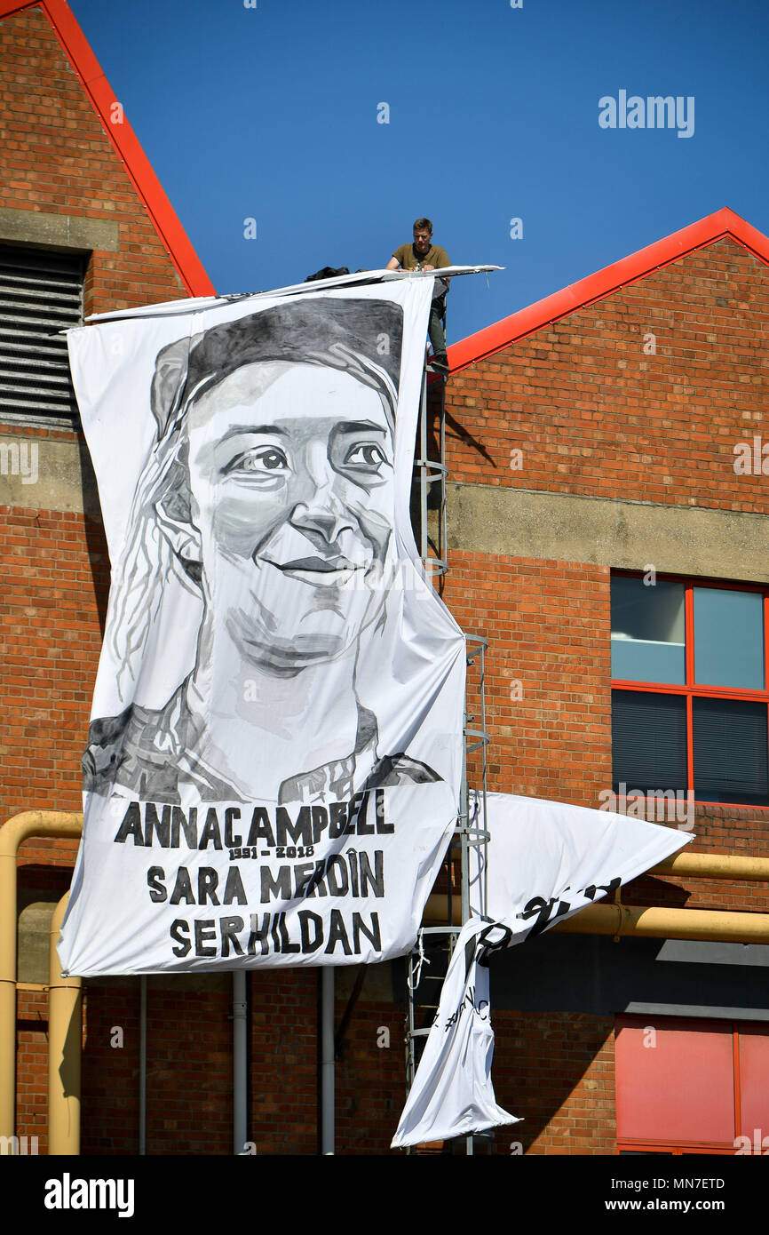 Un grupo que protesta por la venta de equipo militar de Airbus al ejército turco ha colgado pancartas de la azotea del emplazamiento de Airbus en Filton, Bristol. ASOCIACIÓN DE PRENSA Foto. Foto fecha: Martes 15 de mayo de 2018. Las pancartas representan a mujeres que fueron asesinadas luchando junto a las fuerzas kurdas en Siria, incluyendo a Anna Campbell de Bristol. El crédito de la foto debe decir: Ben Birchall/PA Wire PRESS ASSOCIATION Foto. Foto fecha: Martes 15 de mayo de 2018. El crédito de la foto debe decir: Ben Birchall/PA Wire Foto de stock
