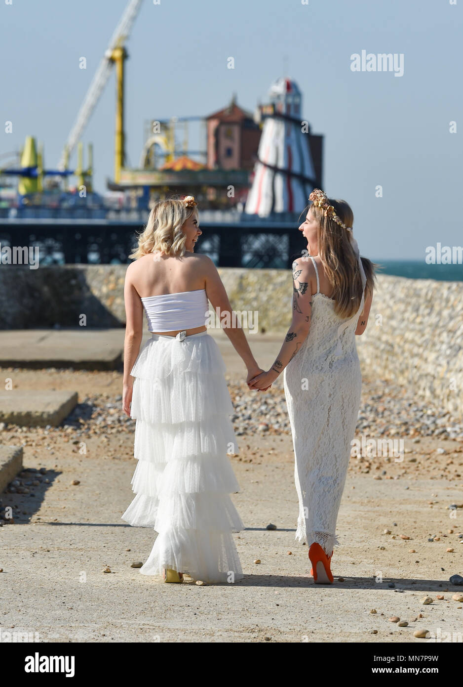 Vestidos de novia para la playa fotografías e imágenes de alta resolución - Alamy Vestidos de novia para la playa fotografías e imágenes de alta resolución - Alamy