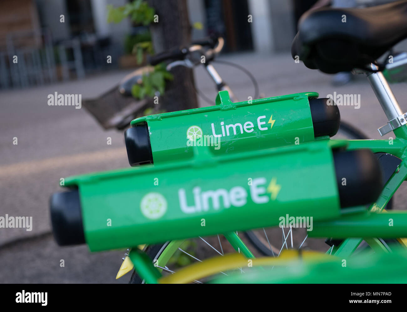 14 de mayo de 2018, Alemania, Berlín: "Cal E' puede leerse en el alquiler  de bicicletas en la Puerta de Brandenburgo. LimeBike es una nueva bici-compartir  el proveedor en la capital alemana,