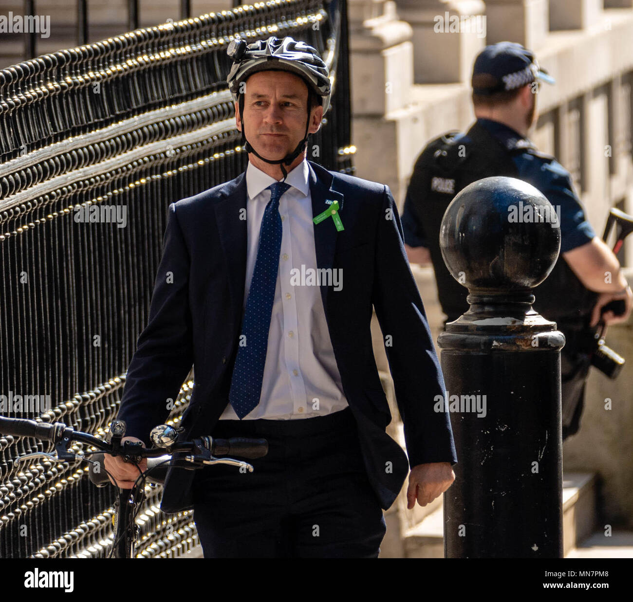 Londres, 15 de mayo de 2018, Jeremy Hunt llega a Downing Street en una bicicleta Credit Ian Davidson/Alamy Live News Foto de stock