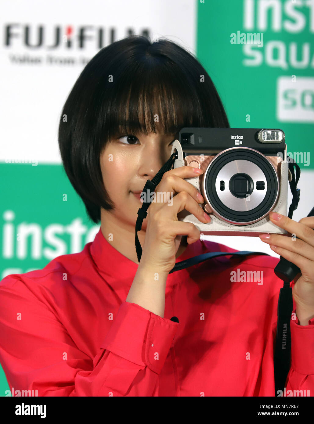Tokio, Japón. El 15 de mayo, 2018. La actriz japonesa Hirose Suzu muestra  la nueva cámara instantánea Fujifilm instax SQ6 'cuadrado' en Tokio el  martes, 15 de mayo de 2018. Plaza Instax