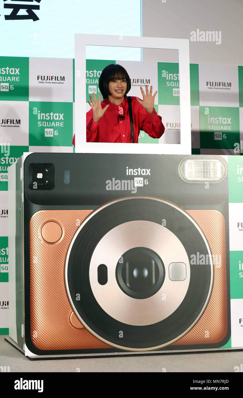 Tokio, Japón. El 15 de mayo, 2018. La actriz japonesa Hirose Suzu muestra  la nueva cámara instantánea Fujifilm instax SQ6 'cuadrado' en Tokio el  martes, 15 de mayo de 2018. Plaza Instax