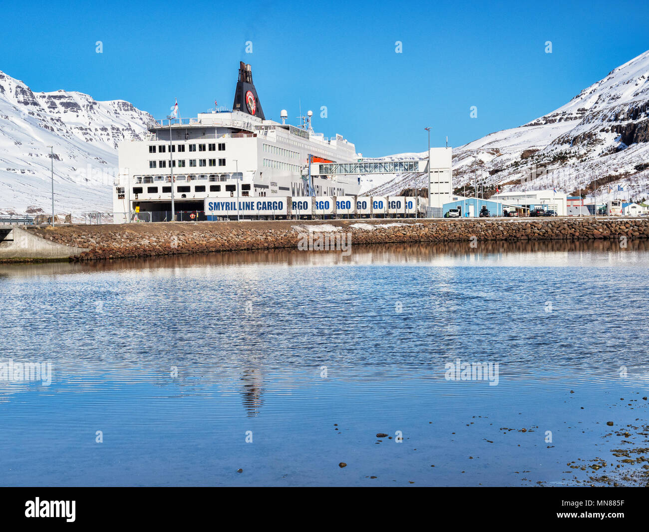11 de abril de 2018: Seyðisfjörður Anuncios, Oriente Islandia - La línea de ferry Smyril MS Norrona en puerto en un brillante día de primavera. Foto de stock