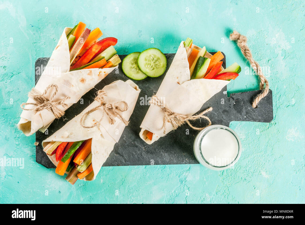 Verano saludable, estilo mexicano Sándwich de tortilla envolturas de  colores surtidos bastones de verduras frescas (apio, ruibarbo, pimiento,  pepino y zanahoria) wi Fotografía de stock - Alamy