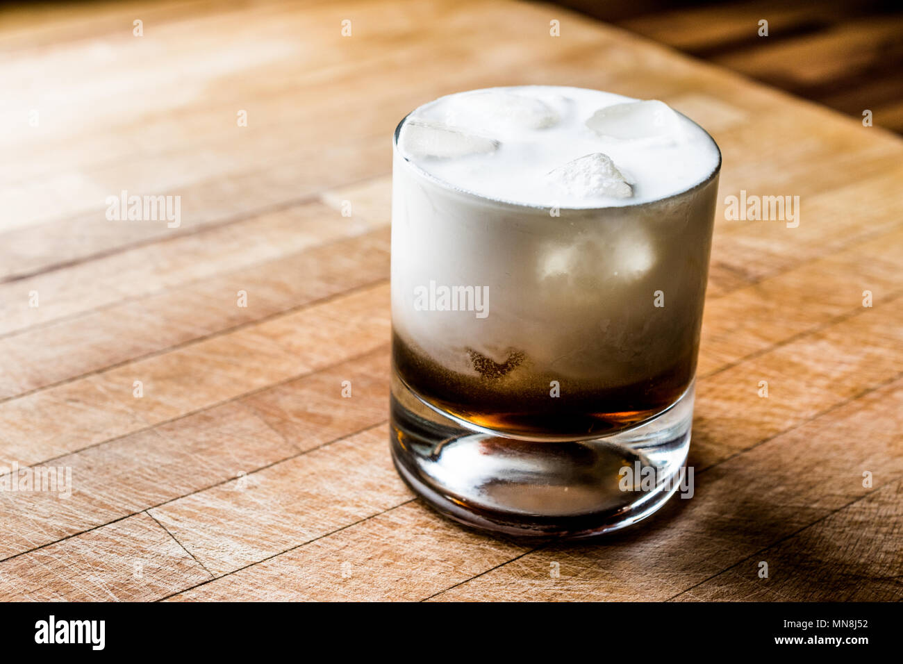 White Russian sobre superficie de madera. Concepto de bebidas Fotografía de stock - Alamy