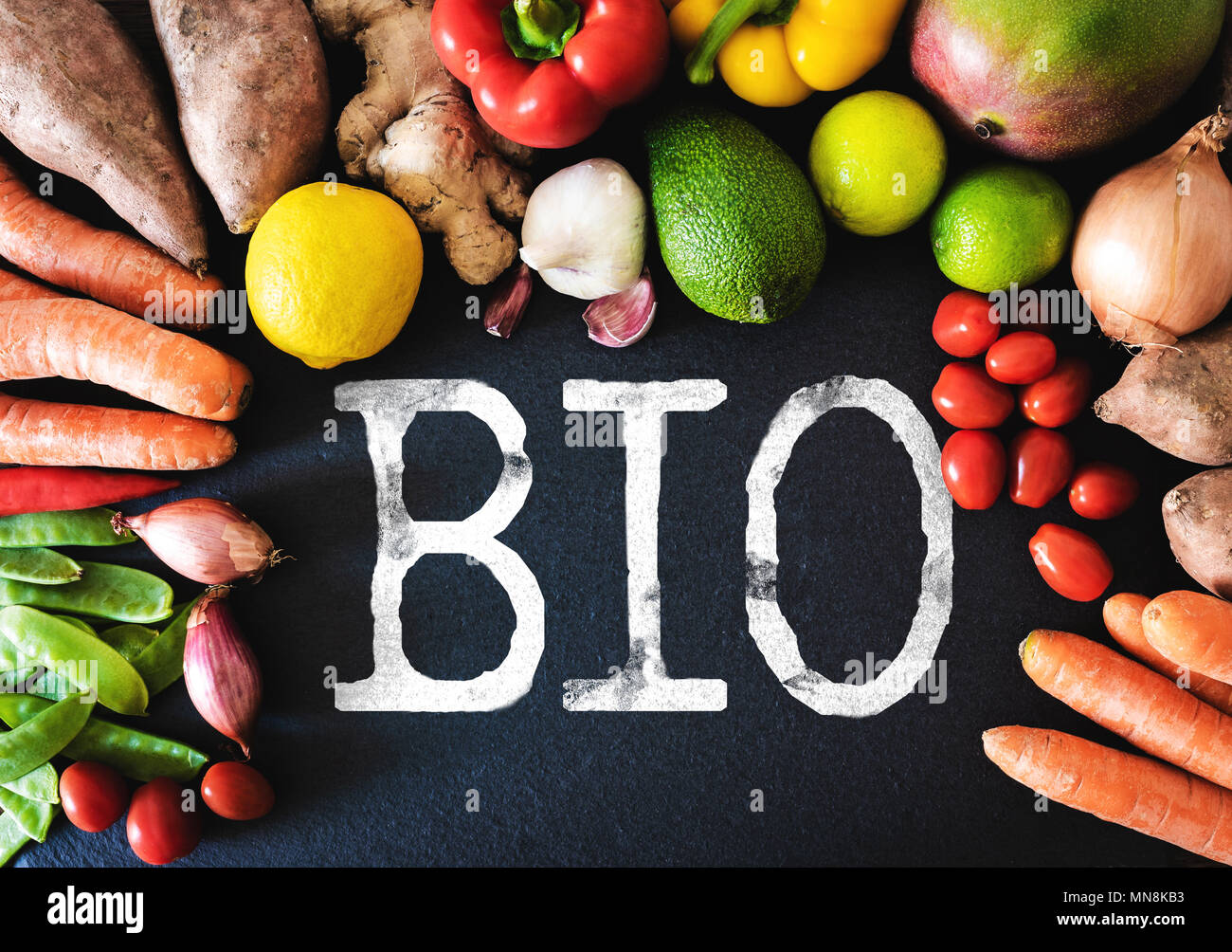 Directamente encima de acercamiento de verduras y frutas frescas orgánicas sobre fondo de pizarra con word BIO Foto de stock