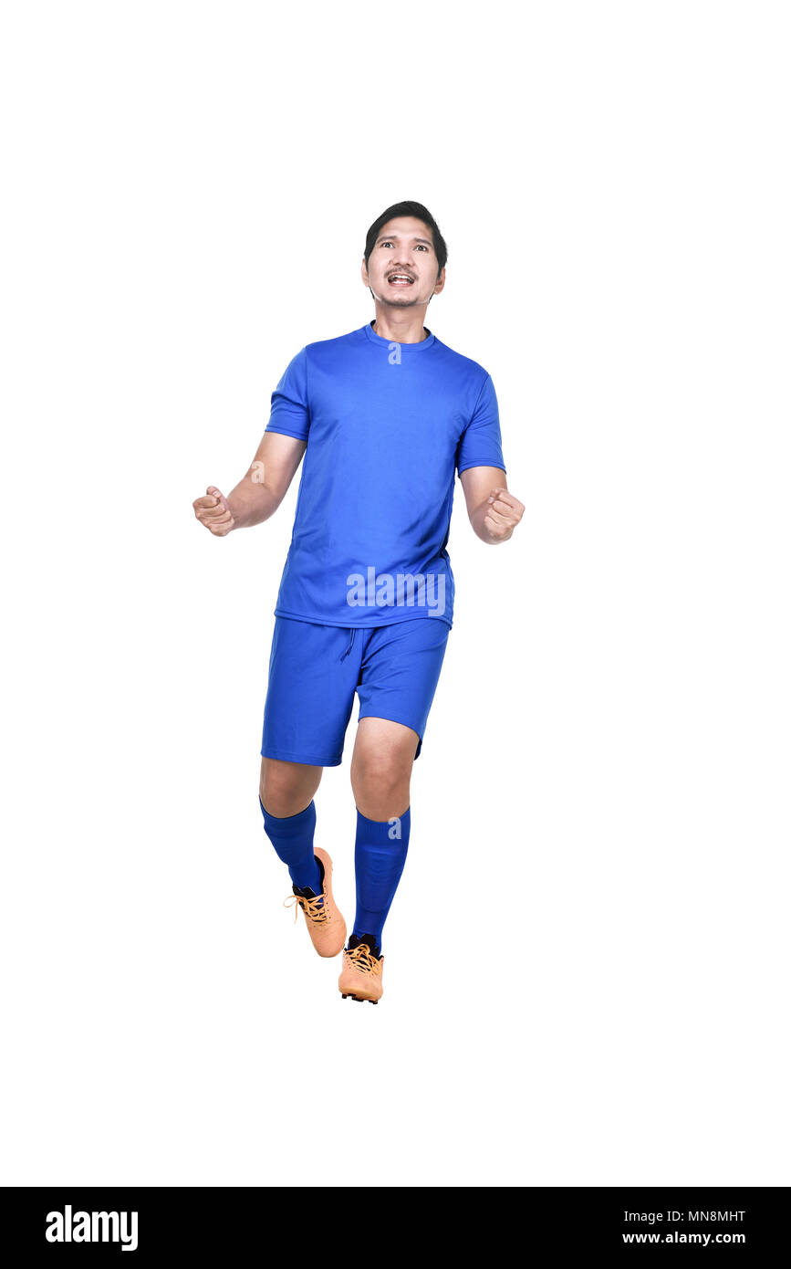 Imágenes de jugador de fútbol asiático emocionados aislado sobre fondo blanco. Foto de stock