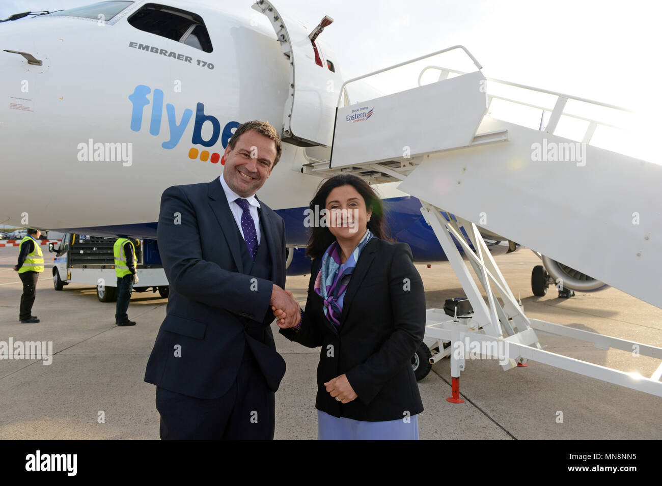 Tony Burgess, Chief Operating Officer de Eastern Airways y Christine Ourmières Widener CEO Flybe celebrando allí servicio conjunto para Shetland Foto de stock