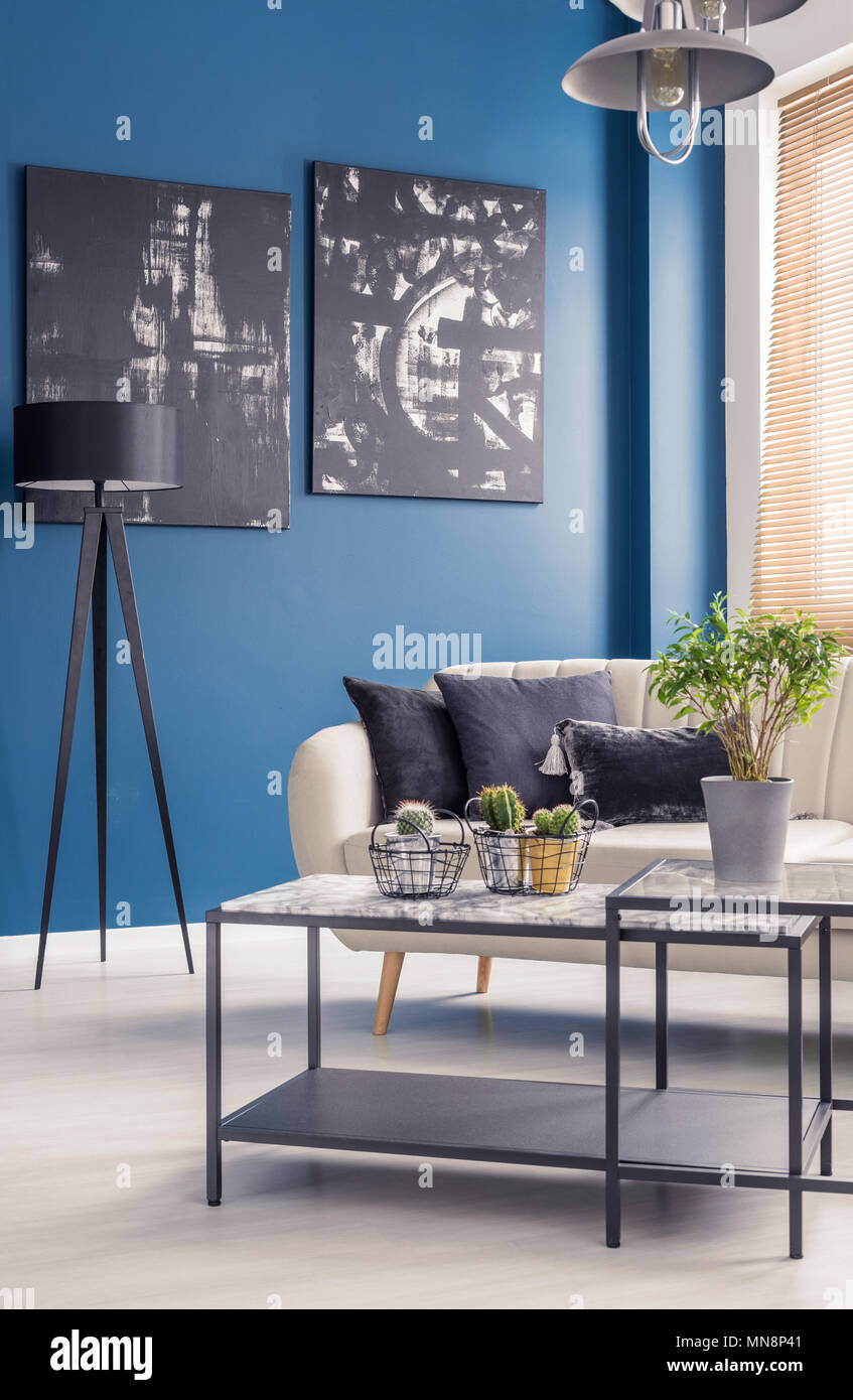 Mesa De Cafe Industrial Negro Con Cubierta De Marmol En Un