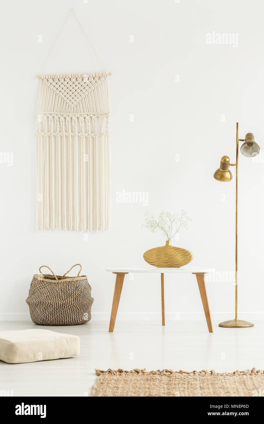 Bricolaje Beige Macrame En Una Pared Blanca Muebles De Madera Y