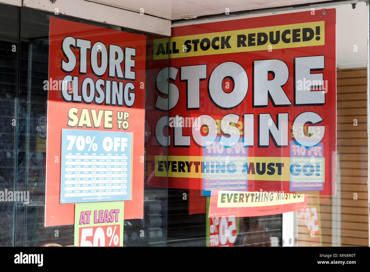 Un comerciante de la calle alta publicidad fuertemente una tienda el cierre de la venta. Foto de stock