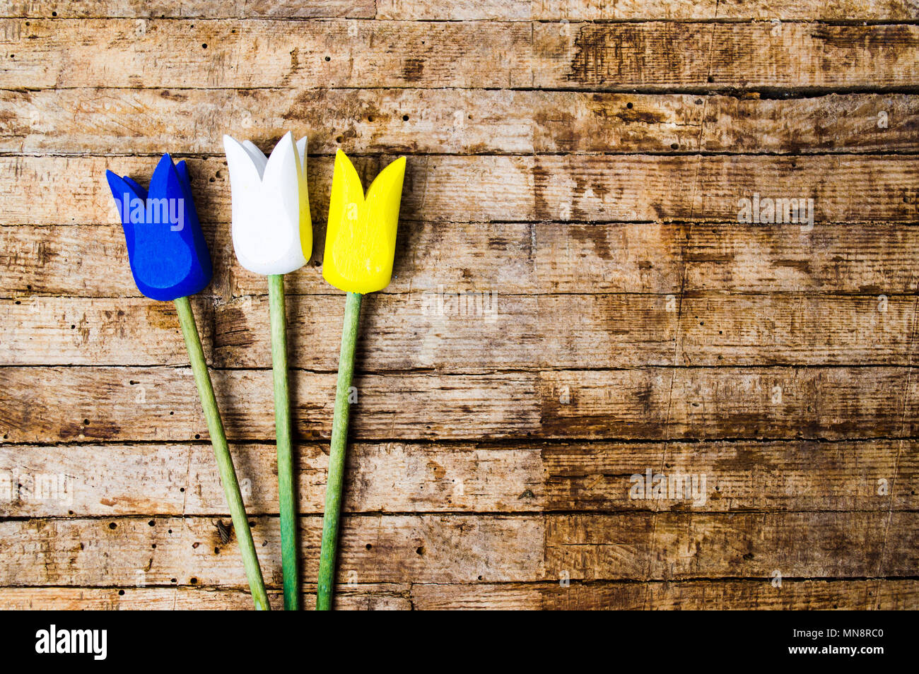 Tulipanes de madera en una mesa con vista superior del espacio de copia Foto de stock