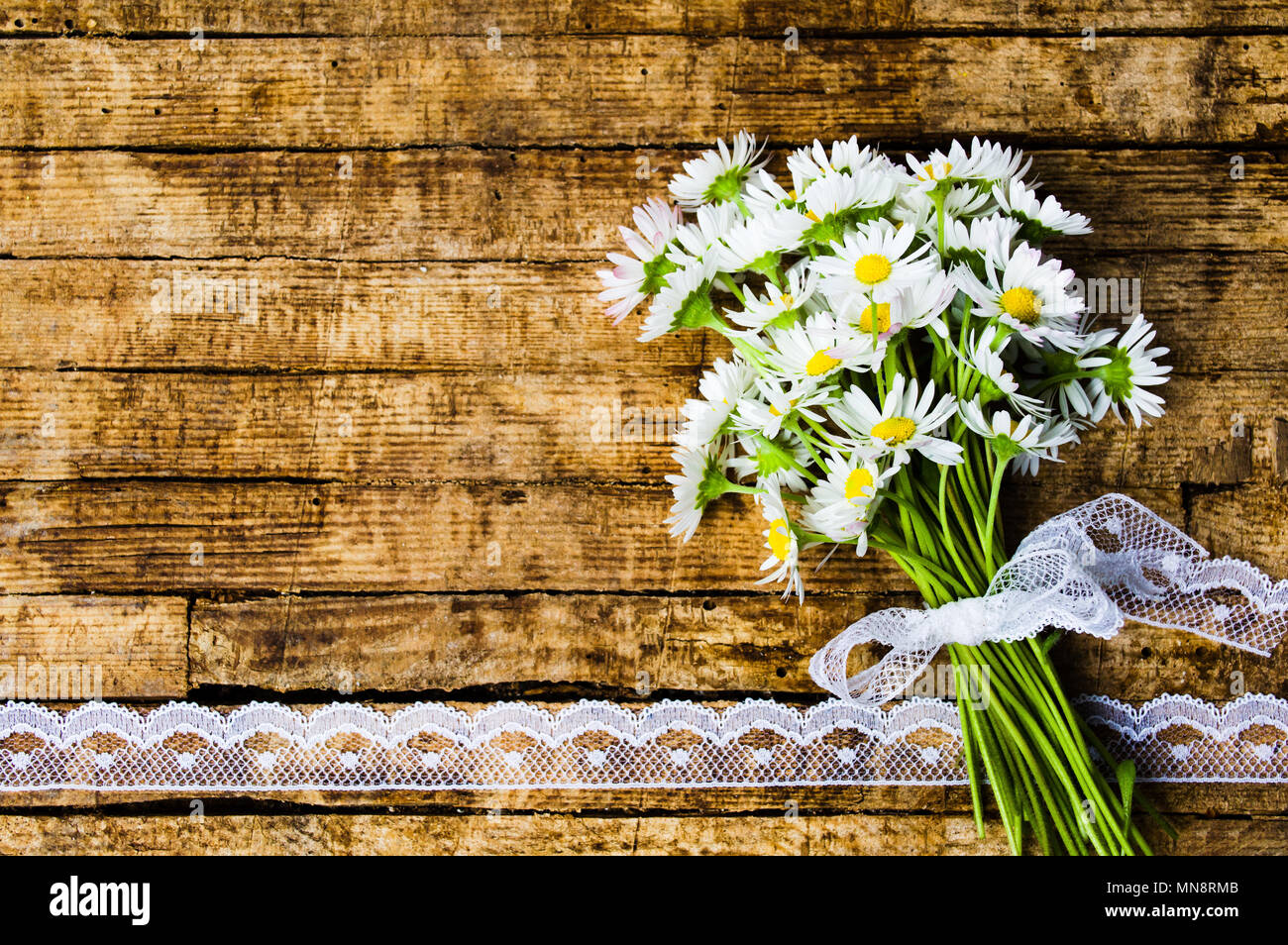 Daisy bouquet de flores sobre una mesa de madera con espacio de copia Foto de stock