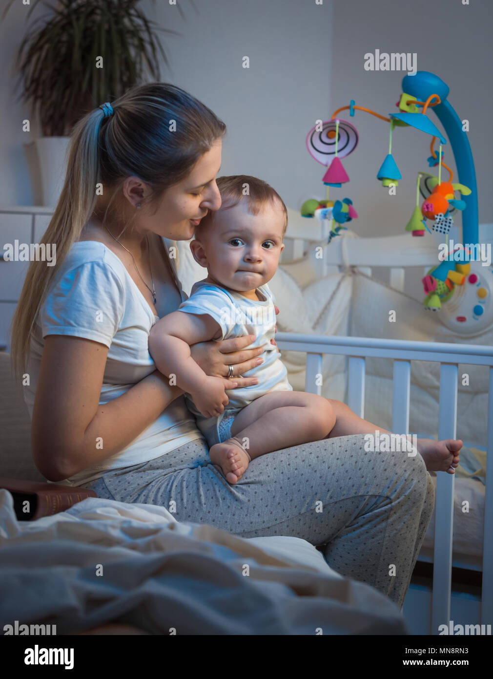 La foto de arriba de un sonriente 9 meses Baby Boy , que está sentado en su