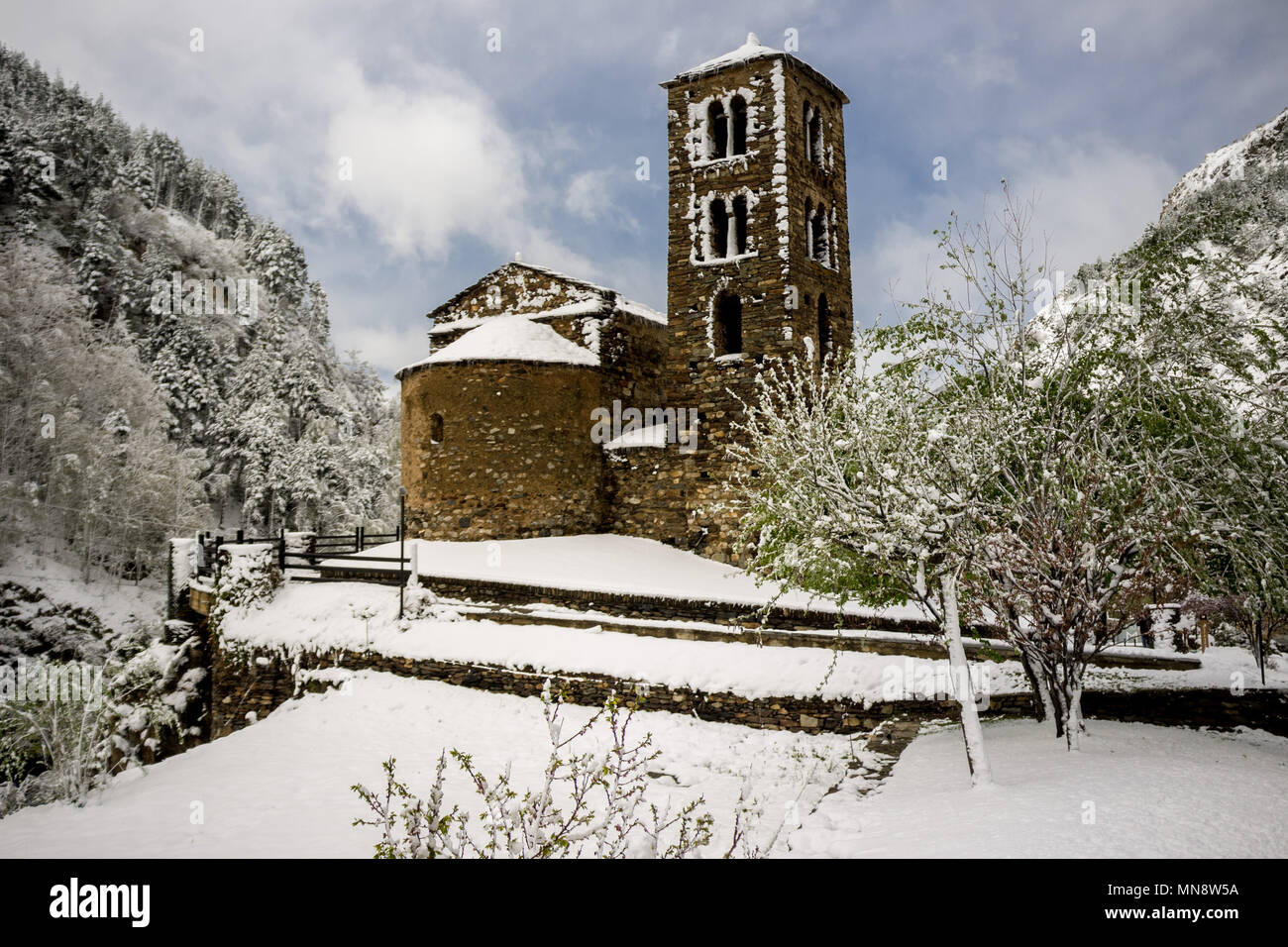 Església de Sant Joan de caselles, una iglesia ubicada en Canillo, Andorra. Se trata de un patrimonio propiedad inscrita en el Patrimonio Cultural de Andorra Foto de stock