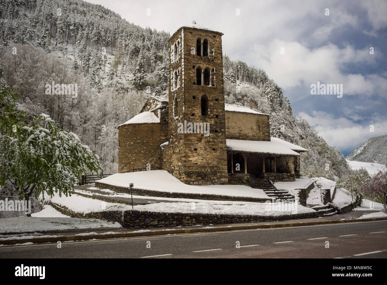 Església de Sant Joan de caselles, una iglesia ubicada en Canillo, Andorra. Se trata de un patrimonio propiedad inscrita en el Patrimonio Cultural de Andorra Foto de stock