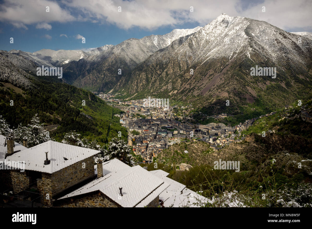 Vista de Andorra la Vella y Escaldes-Engordany Foto de stock