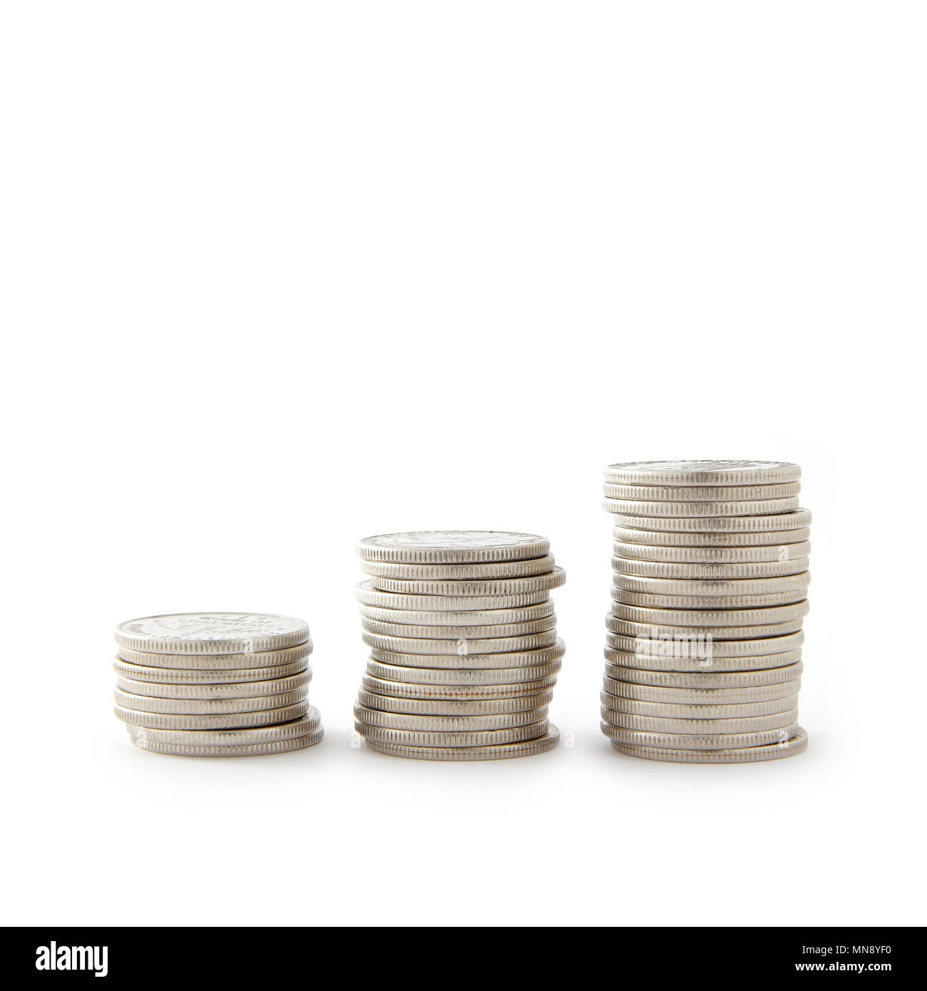 El crecimiento económico está simbolizada por tres paquetes de monedas  sobre fondo blanco Fotografía de stock - Alamy