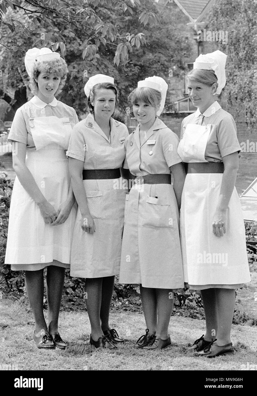 Moda-consciente de las enfermeras que trabajan en el Merton y Sutton  (Surrey) Autoridad de Salud ha diseñado un nuevo uniforme para ellos mismos  porque están hartos del actual uniforme gris. La uniformidad