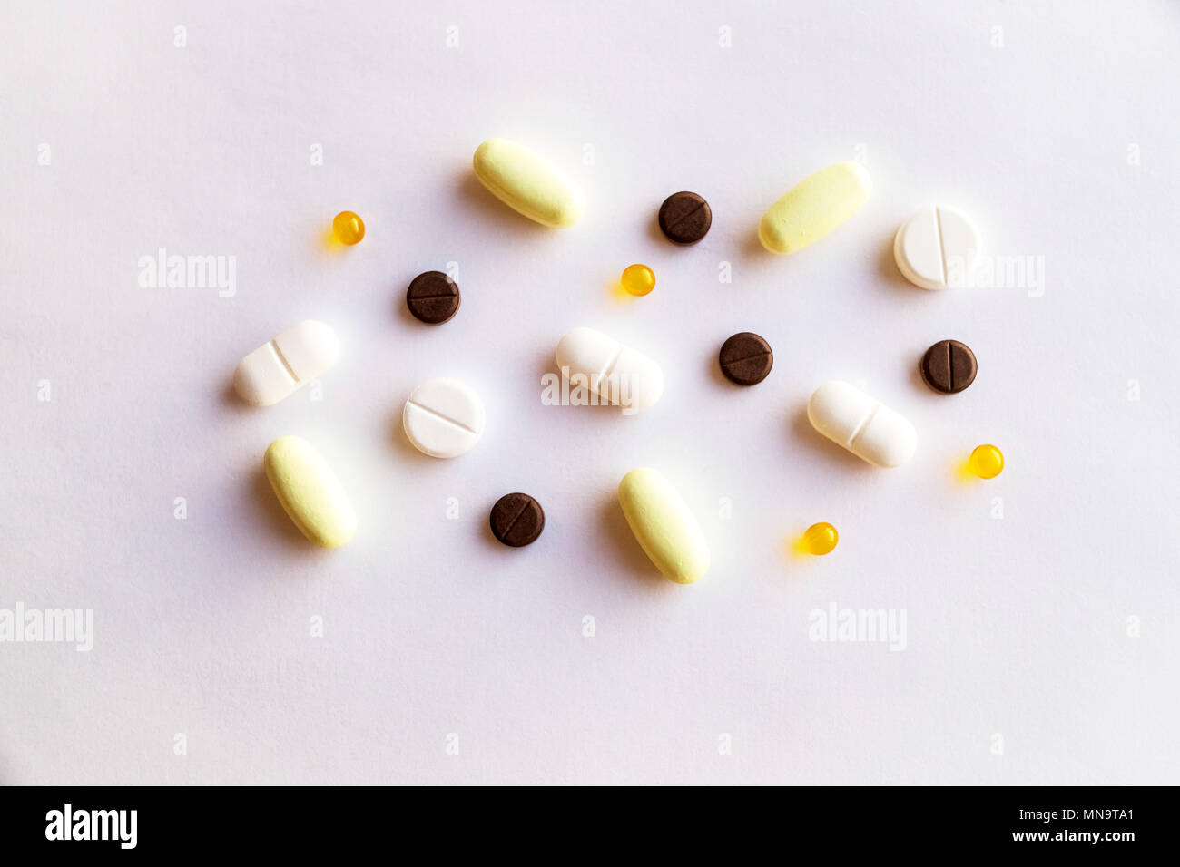 Surtido De Tabletas Y Capsulas En Medicina Las Drogas De Diversos Tipos Y Colores Diferentes La Medicina Sobre Fondo Blanco Espacio De Copia Fotografia De Stock Alamy
