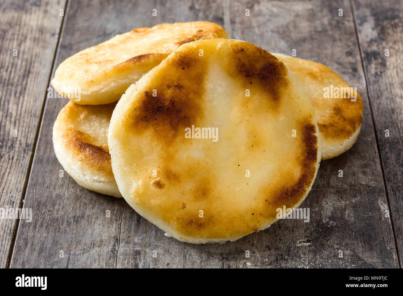 Las arepas sobre mesa de madera. Comida típica de Venezuela Foto de stock