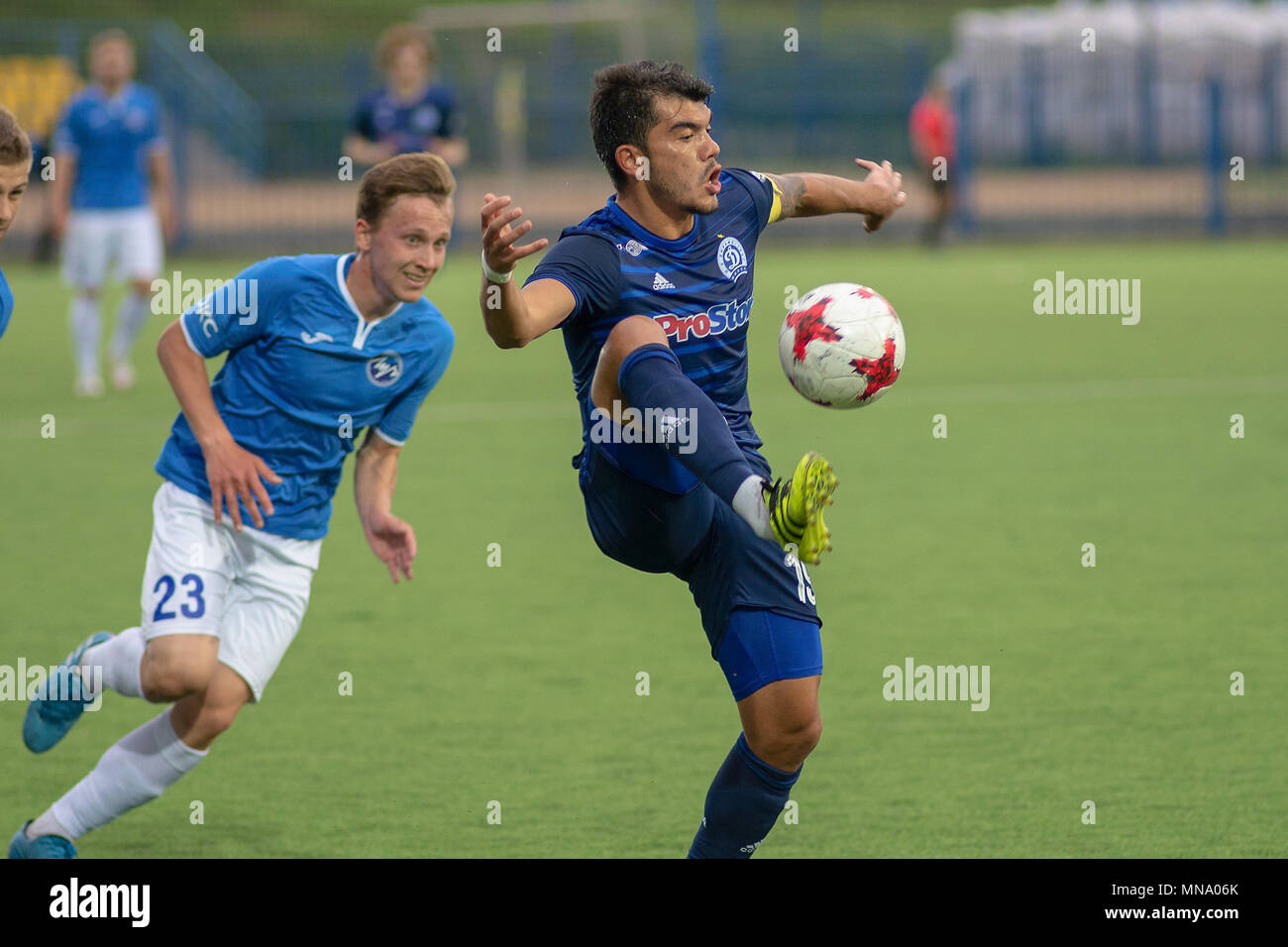 MINSK, BIELORRUSIA - 14 de mayo de 2018: los jugadores de fútbol lucha por la pelota durante el partido de fútbol de la Liga Premier de Belarús entre el FC Dinamo Minsk y FC en el estadio Olimpiyskiy Luch. Foto de stock