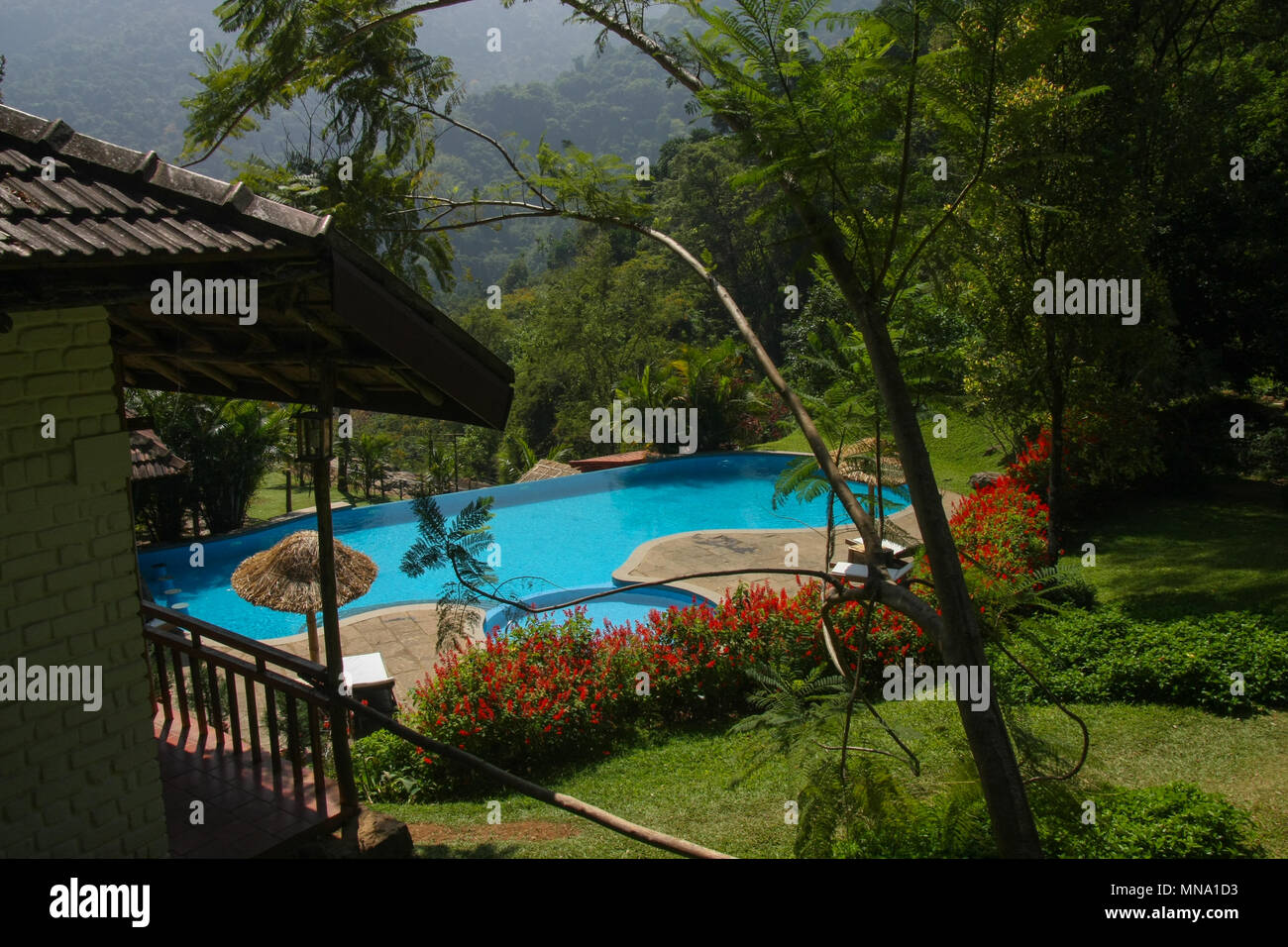 Fabulosa Piscina de Kurumba Village Resort (Coonoor) Foto de stock