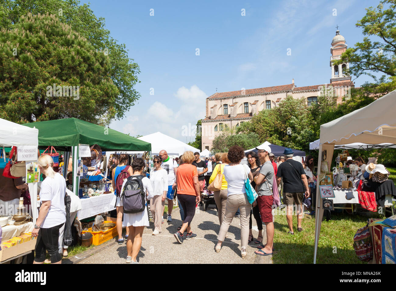 Las personas en los puestos de mercado al aire libre celebrando la Festa de  la sensa, Lido di Venezia, Venecia, Véneto, Italia apoya la caridad de la  Iglesia de San Nicolo Fotografía