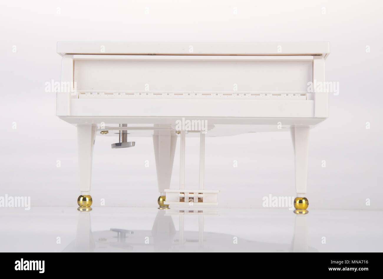 Juguete o grand piano de juguete sobre un fondo Fotografía de stock Alamy