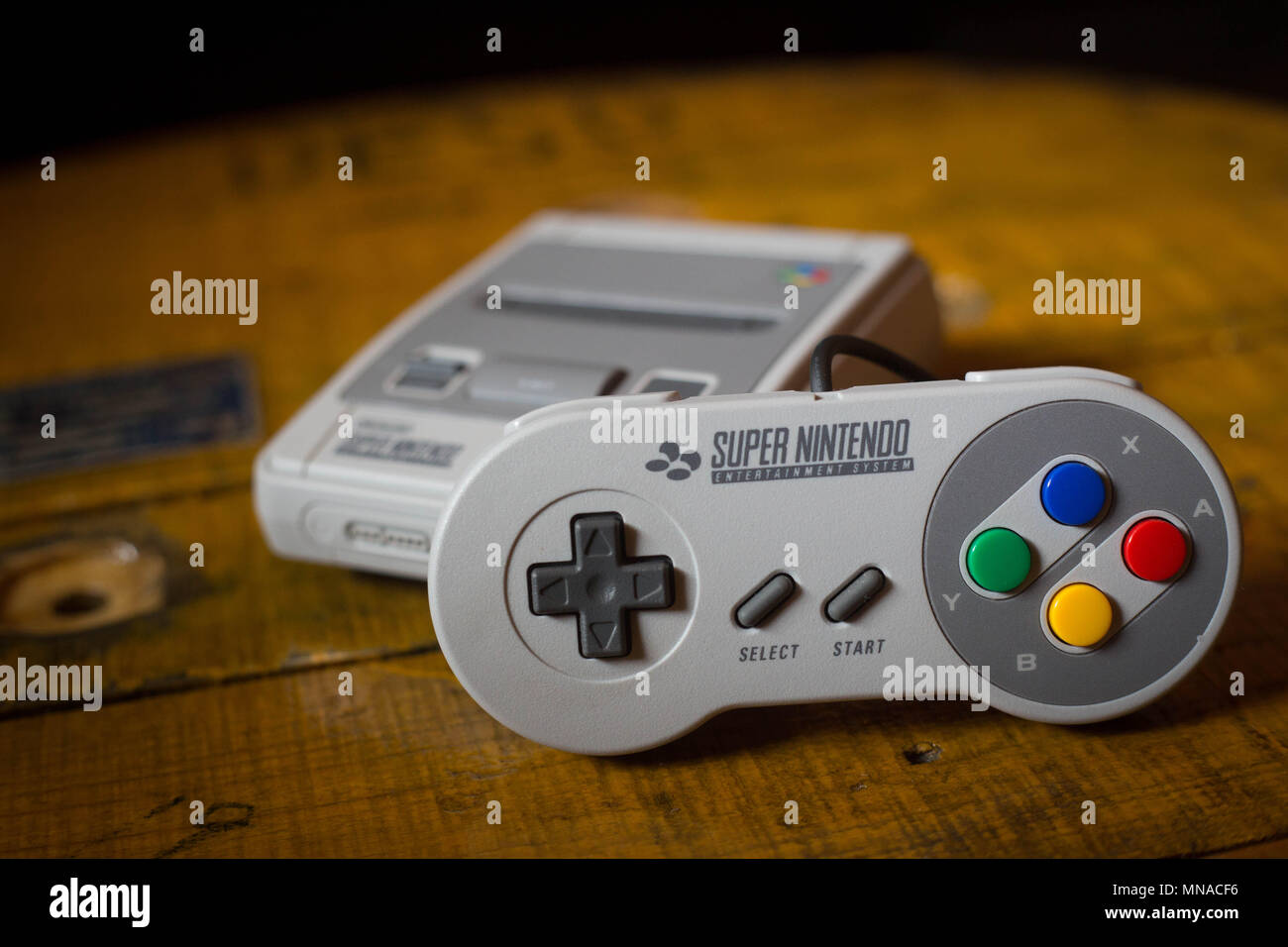 Un clásico de Nintendo Mini 'Super Nintendo' consola de video juego con un  controlador. La compañía de juegos de vídeo basada en Kioto terminó de  Nintendo es el regreso del año con