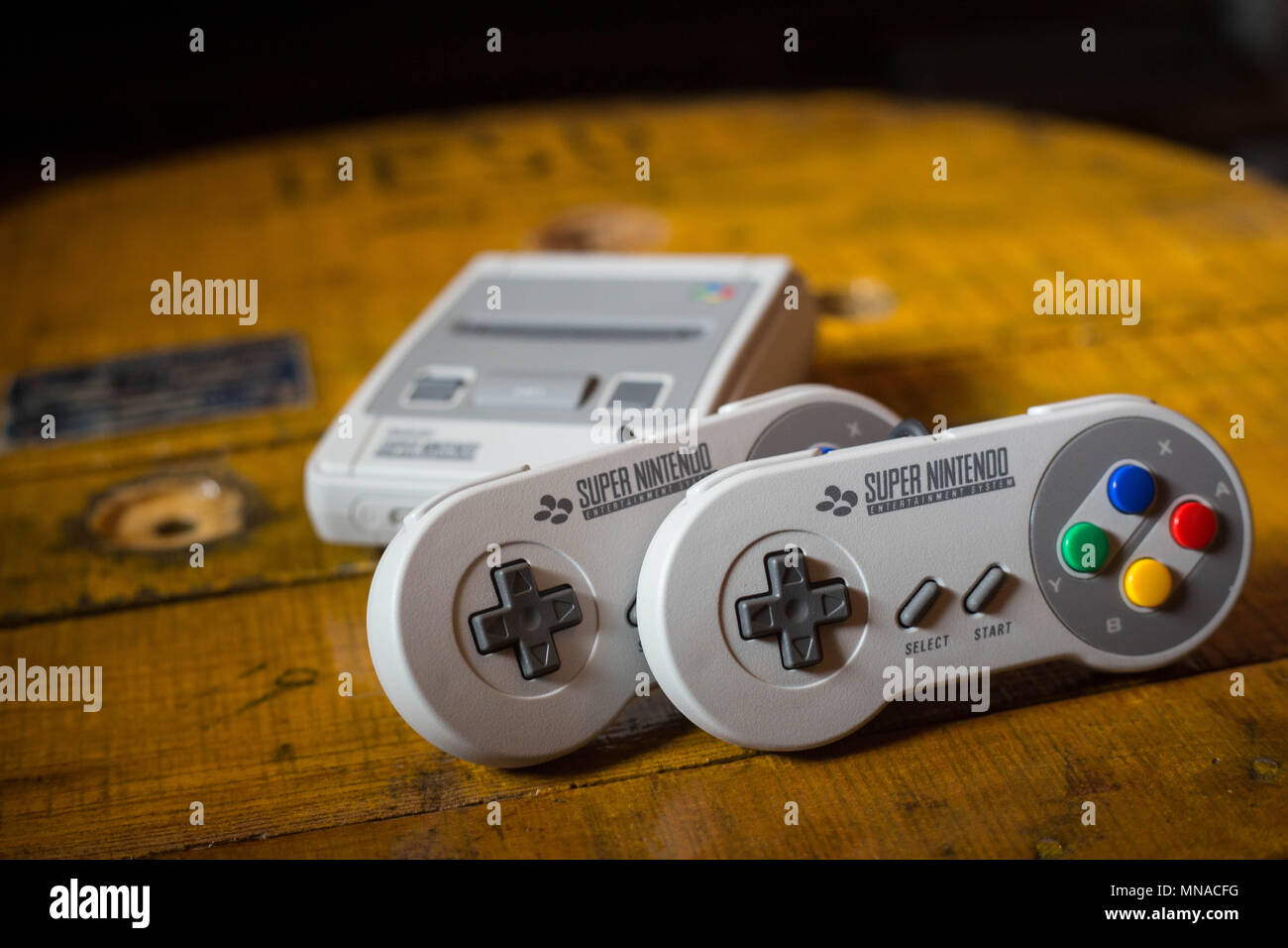 Un clásico de Nintendo Mini 'Super Nintendo' consola de video juego con dos  controladores. La compañía de juegos de vídeo basada en Kioto terminó de  Nintendo es regreso año con ingresos por