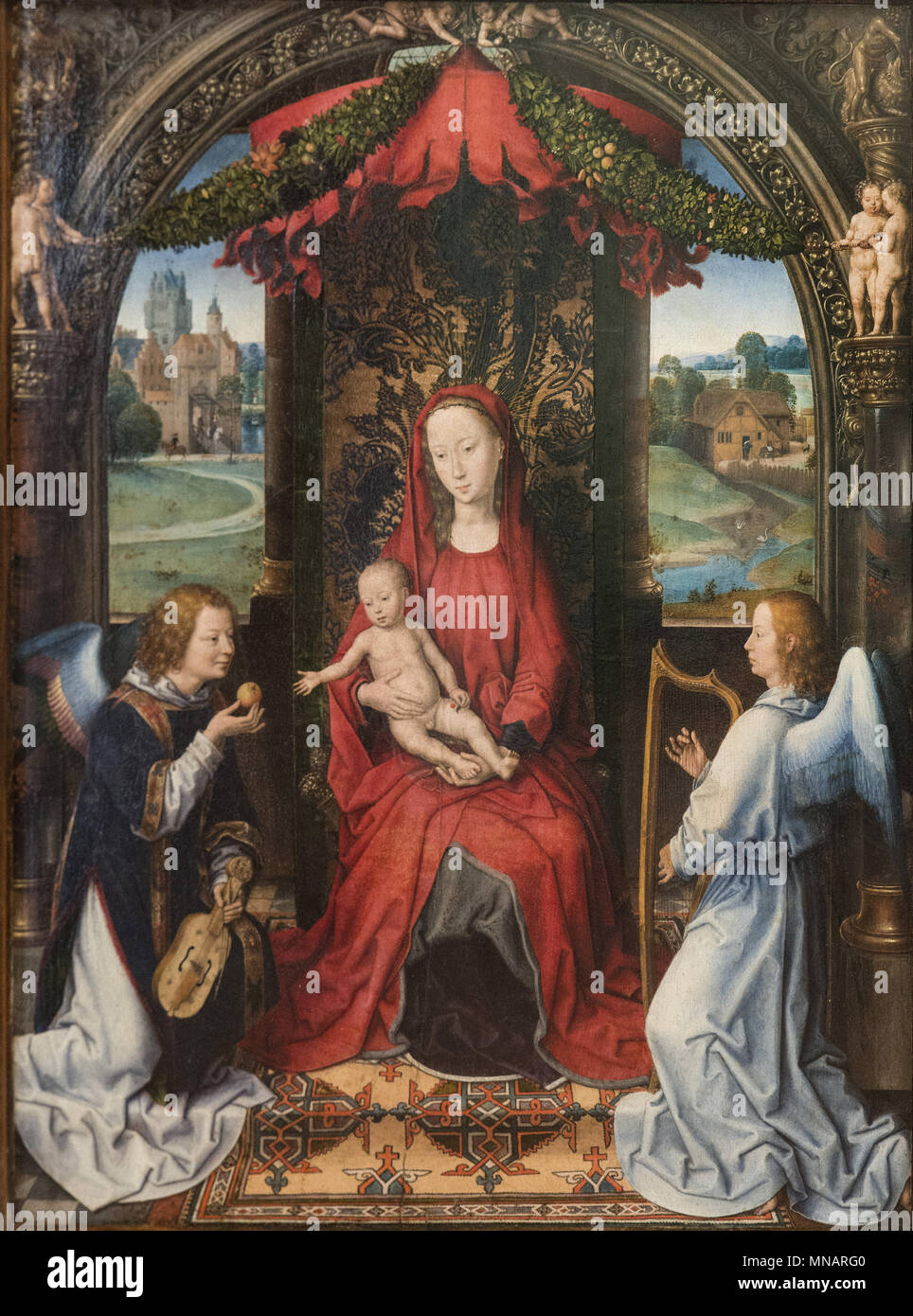 Hans Memling - Madona y el niño en el trono con ángeles - C. 1480 - La Galería de los Uffizi - Galleria degli Uffizi Foto de stock