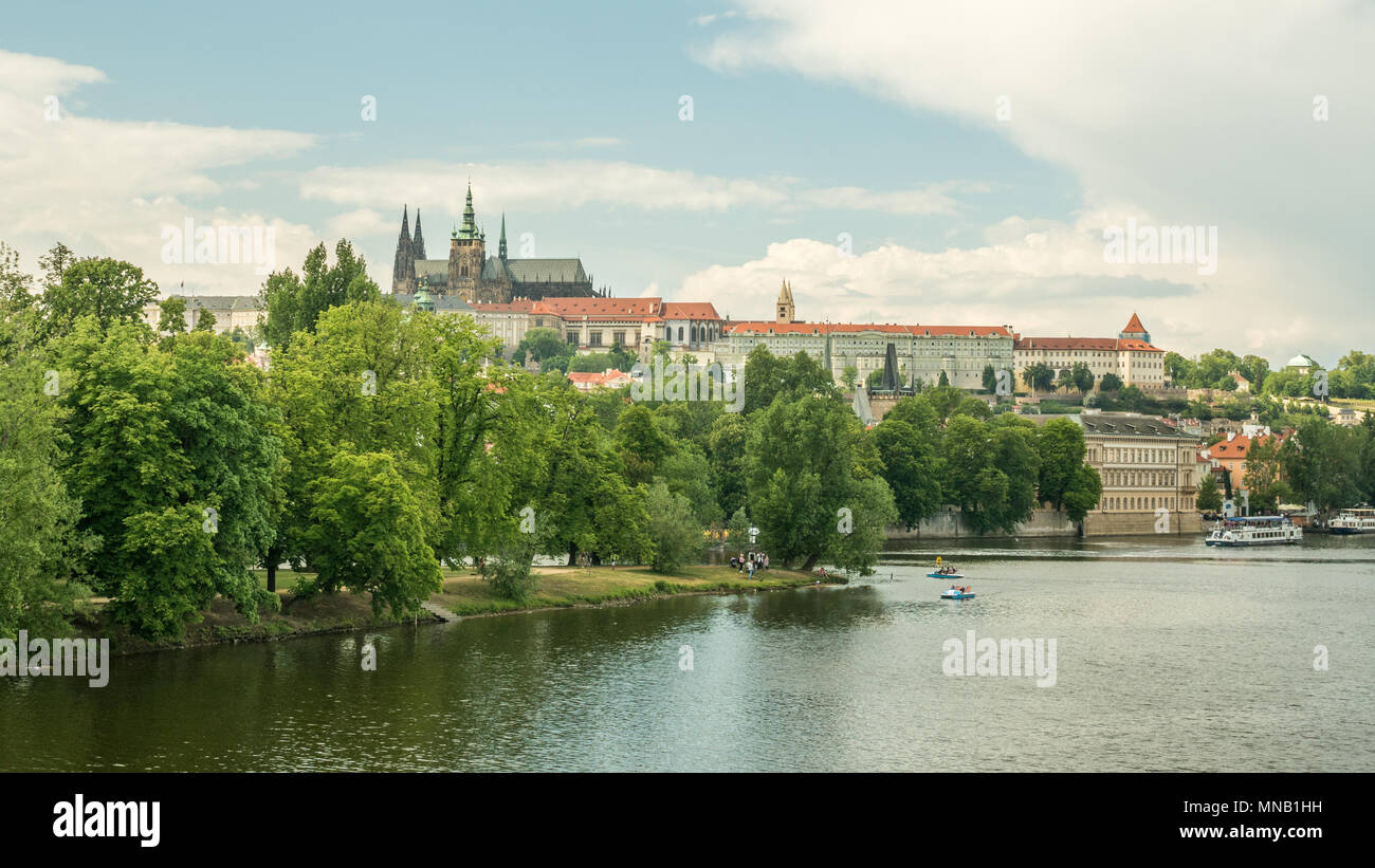Complejo del castillo de Praga y el río Vltava, República Checa Foto de stock