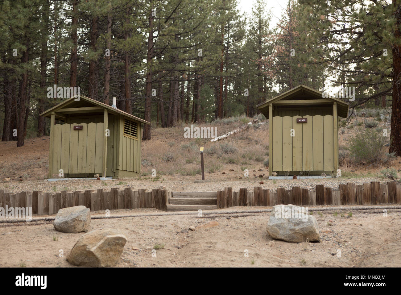 Cantidad de dinero pedir administrar Hombres y mujeres construidas de madera camping baños Fotografía de stock -  Alamy