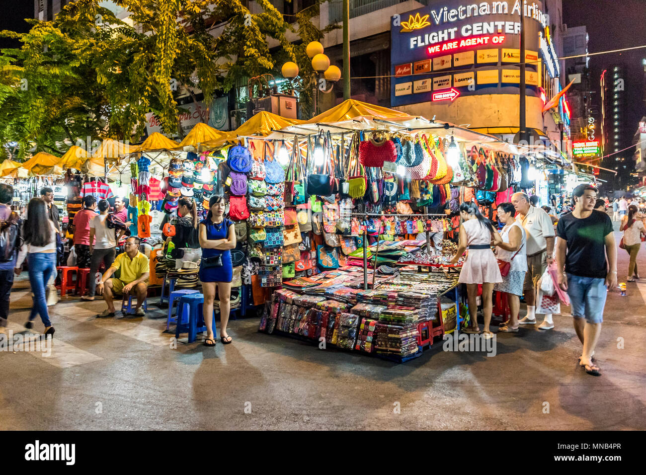 El mercado nocturno de la ciudad de Ho Chi Minh (Saigón) Vietnam