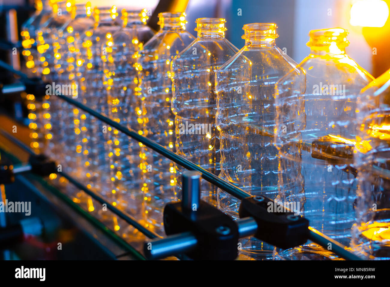 Botella. La producción industrial de botellas de plástico PET. Línea de  fábrica para la fabricación de botellas de polietileno. Transparente de  envasado de alimentos Fotografía de stock - Alamy