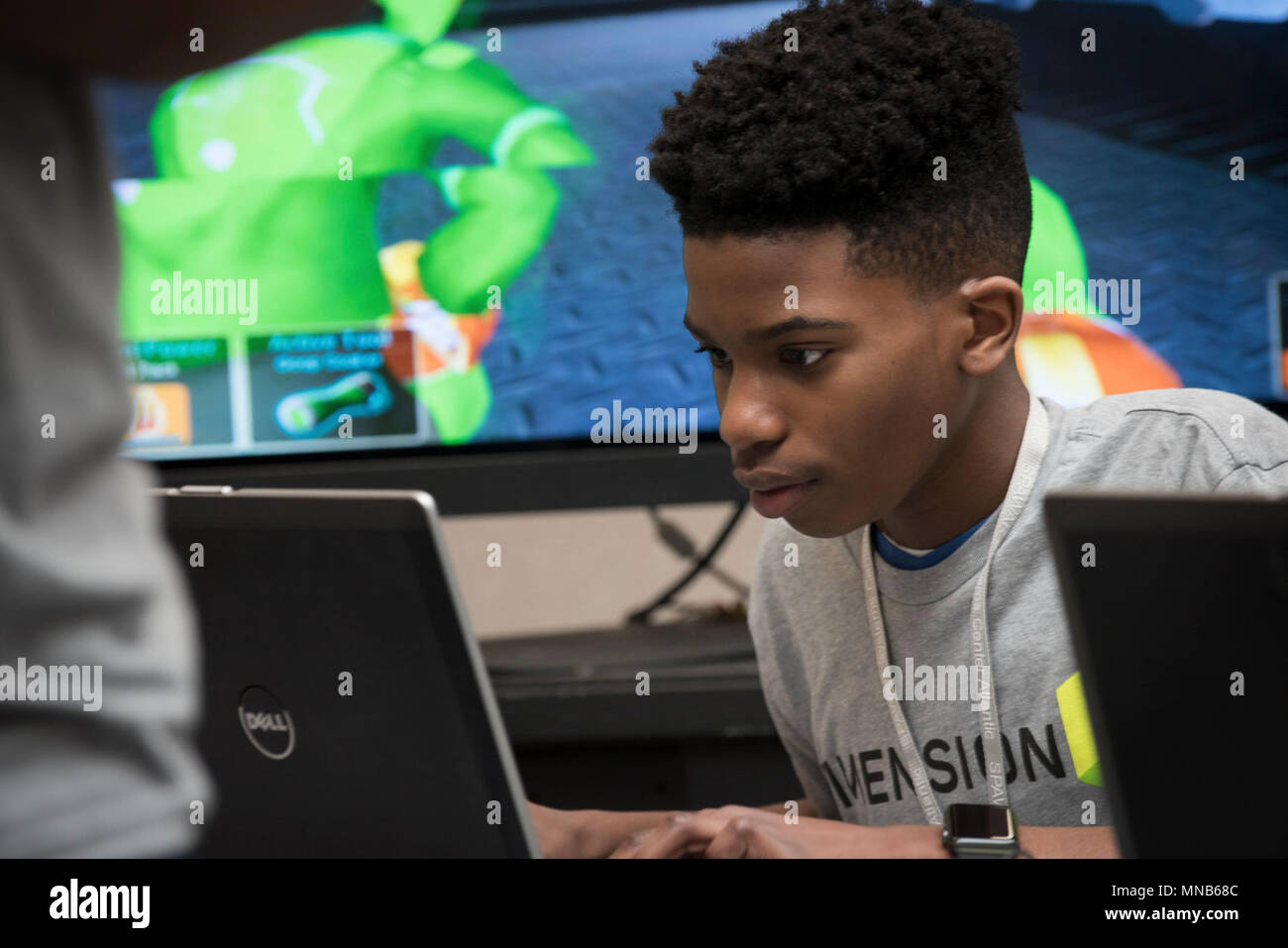 Charleston, Carolina del Sur (14 de marzo de 2018) Los estudiantes de escuela intermedia Lowcountry competir en el séptimo concurso anual de Tri-County DimensionU celebrada el 14 de marzo en el espacio y la guerra naval Systems Center (SSC) del Atlántico. SSC Alantic mentores y voluntarios estaban a mano para facilitar y juez, y algunos padres y simpatizantes estaban allí para animar a sus equipos durante la acción en el atrio del principal centro de ingeniería. SSC Atlantic desarrolla, adquiere y proporciona soporte para ciclo de vida de comando, control, comunicaciones, informática, inteligencia, vigilancia y reconocimiento (C4ISR), sistemas, tecnologías de información Foto de stock