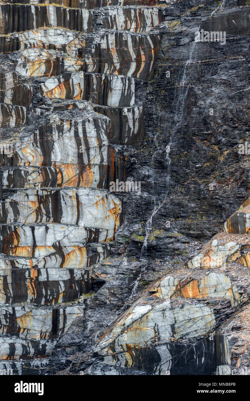 Cantera de pizarra, la minería a cielo abierto en Quiroga, Galicia Foto de stock