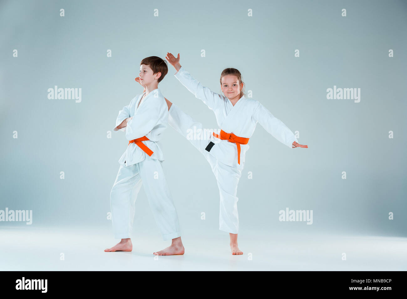 mundo orientación Mediana El grupo de niños y niñas en la práctica del Aikido en la escuela de artes  marciales. Estilo de vida saludable y deportes concepto Fotografía de stock  - Alamy