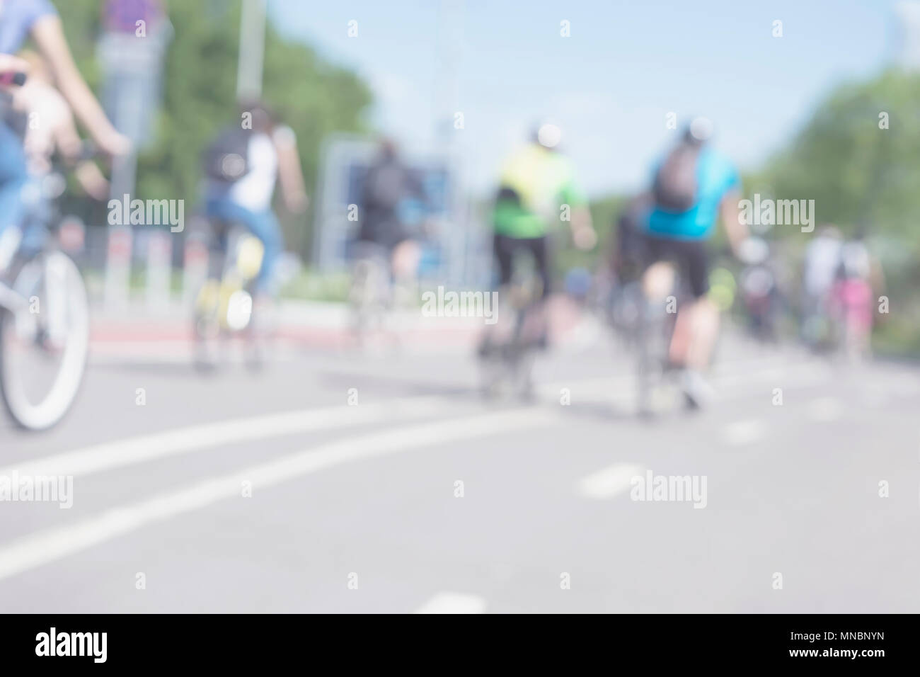 Grupo de ciclista ciclismo de nuevo a nosotros en el camino en el campo. Antecedentes movimiento borrosa, copia espacio para el texto. Actividad de verano, el concepto de estilo de vida saludable Foto de stock