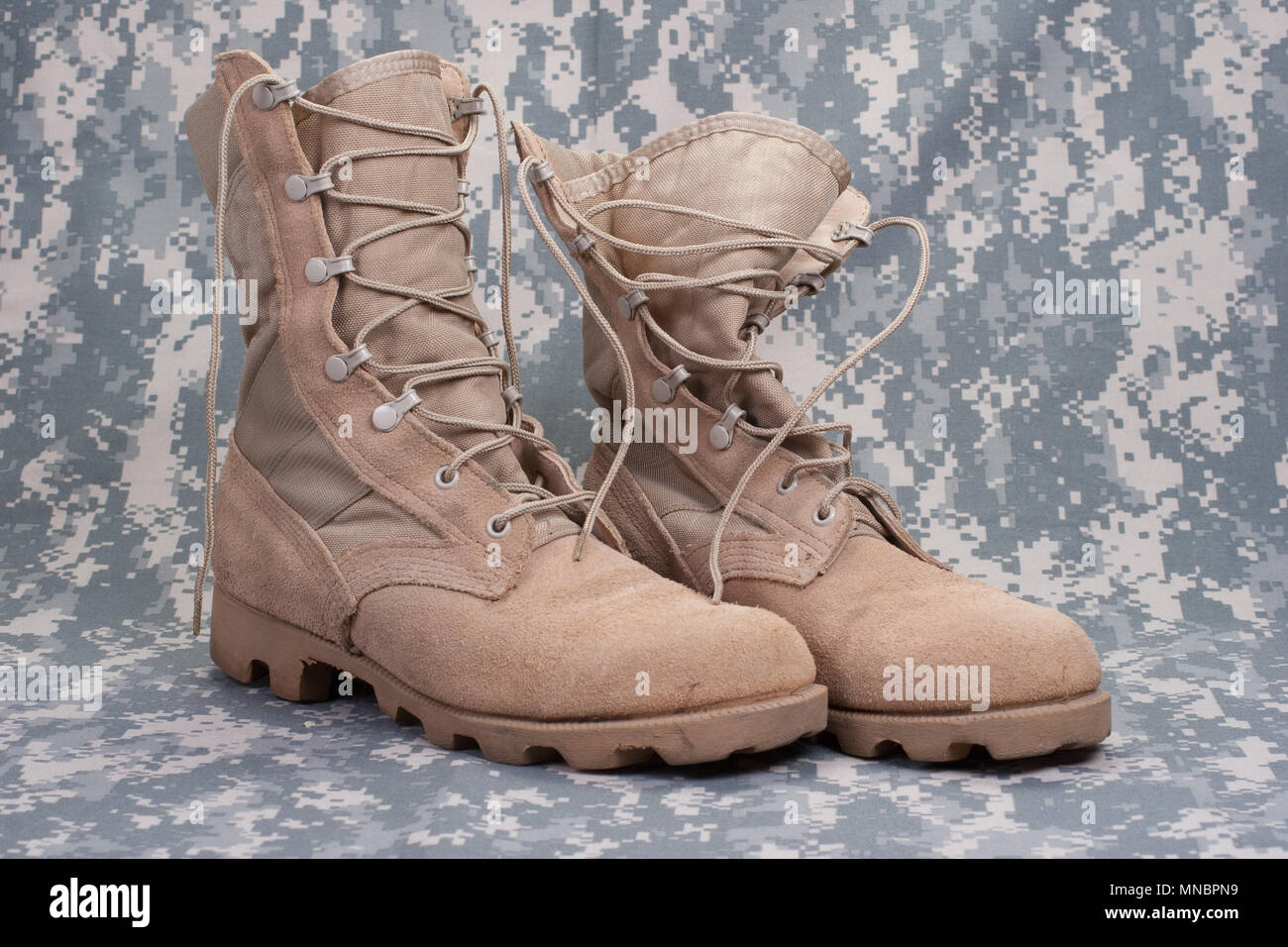 Concepto del ejército estadounidense - Fondo de camuflaje con botas del  desierto Fotografía de stock - Alamy