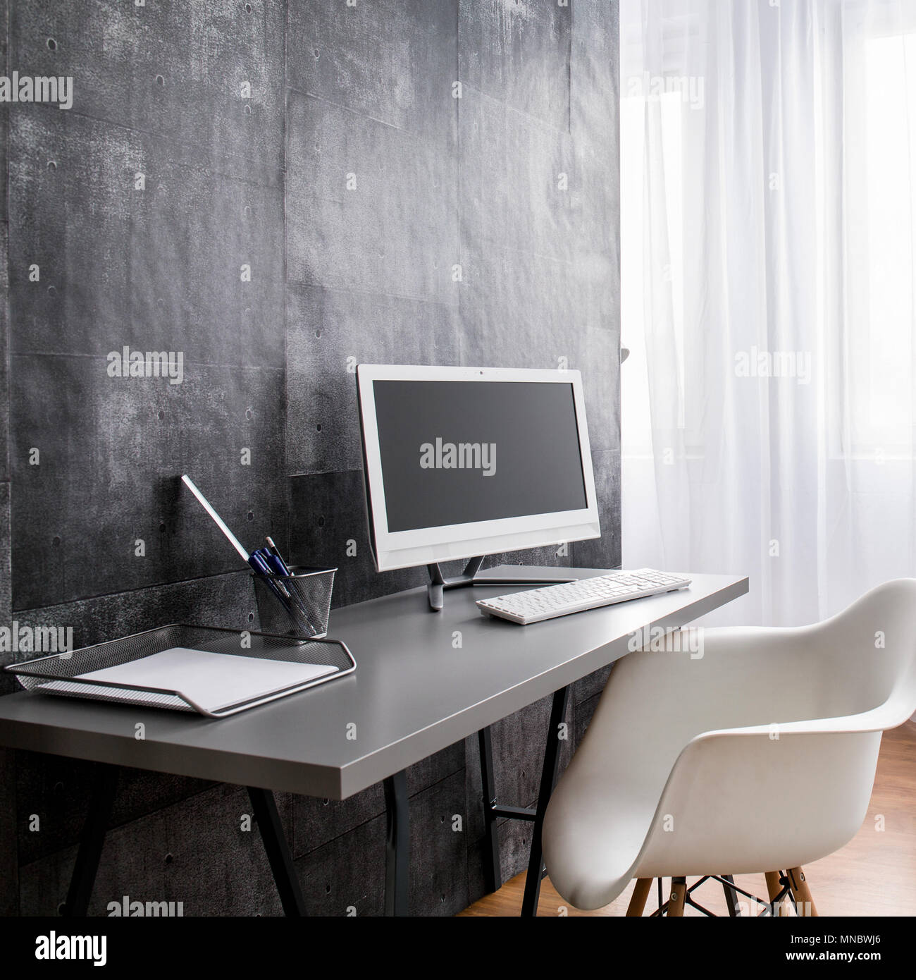Interior con escritorio, sillón, sofá y cemento decorativo papel tapiz  Fotografía de stock - Alamy