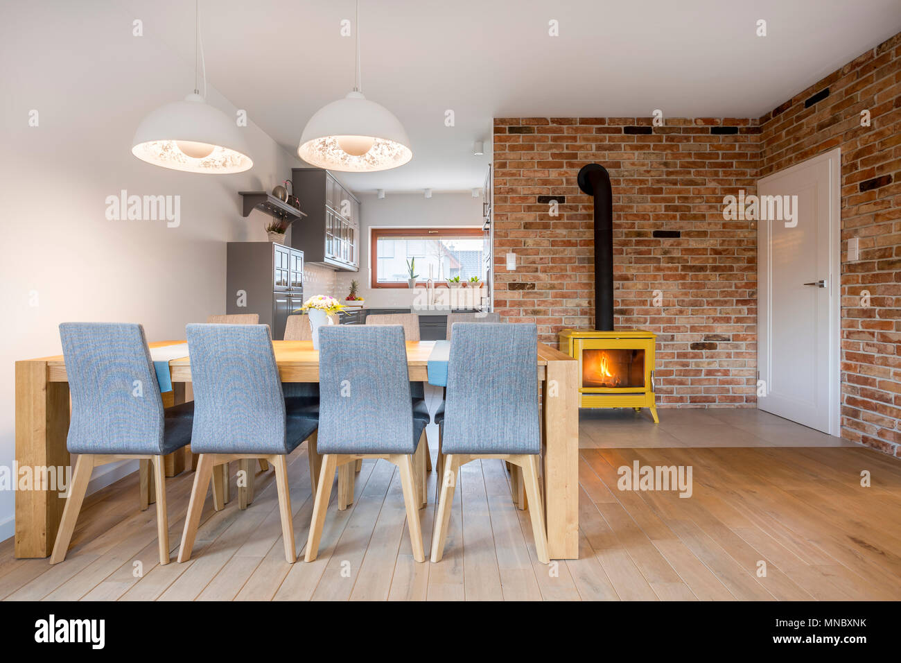 Zona de comedor con mesa de madera y seis sillas tapizadas de respaldo alto  Fotografía de stock - Alamy