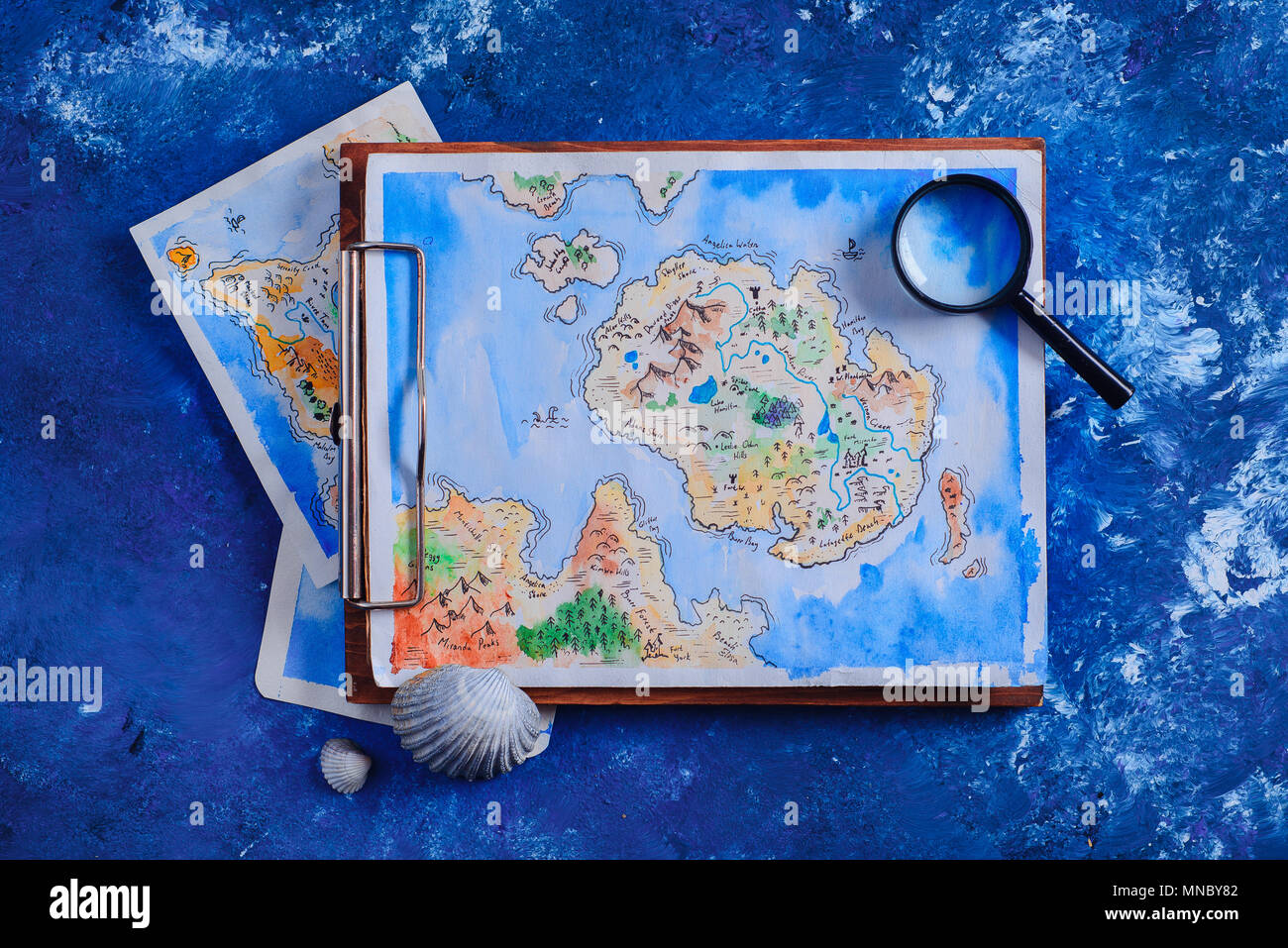 Pintando un mapa de la isla de la fantasía. Todavía la vida submarina  concepto. Artista creativo trabajo laicos plana Fotografía de stock - Alamy