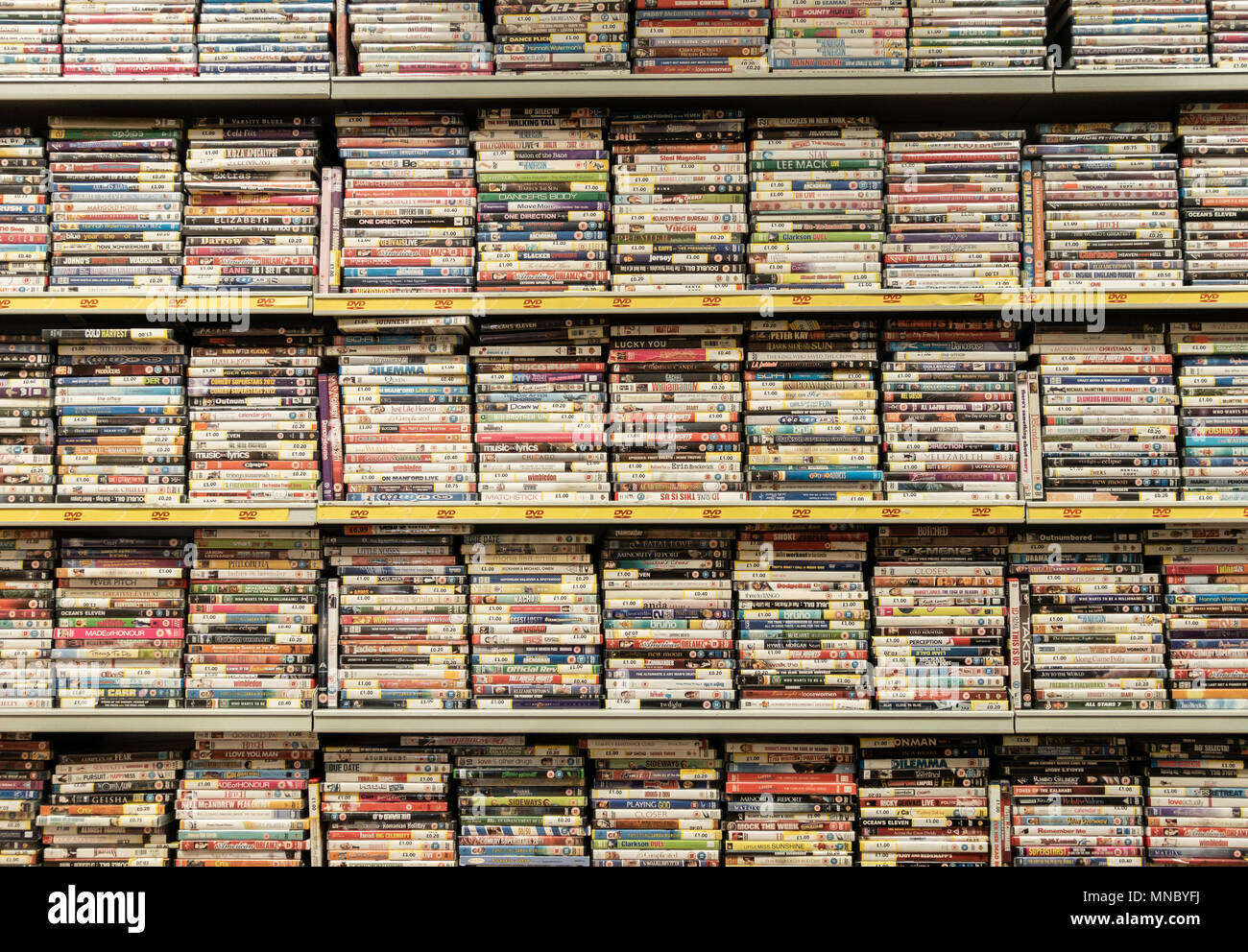 DVD's apiladas en shelfs en Cash Converters pawnbrokers. UK Foto de stock