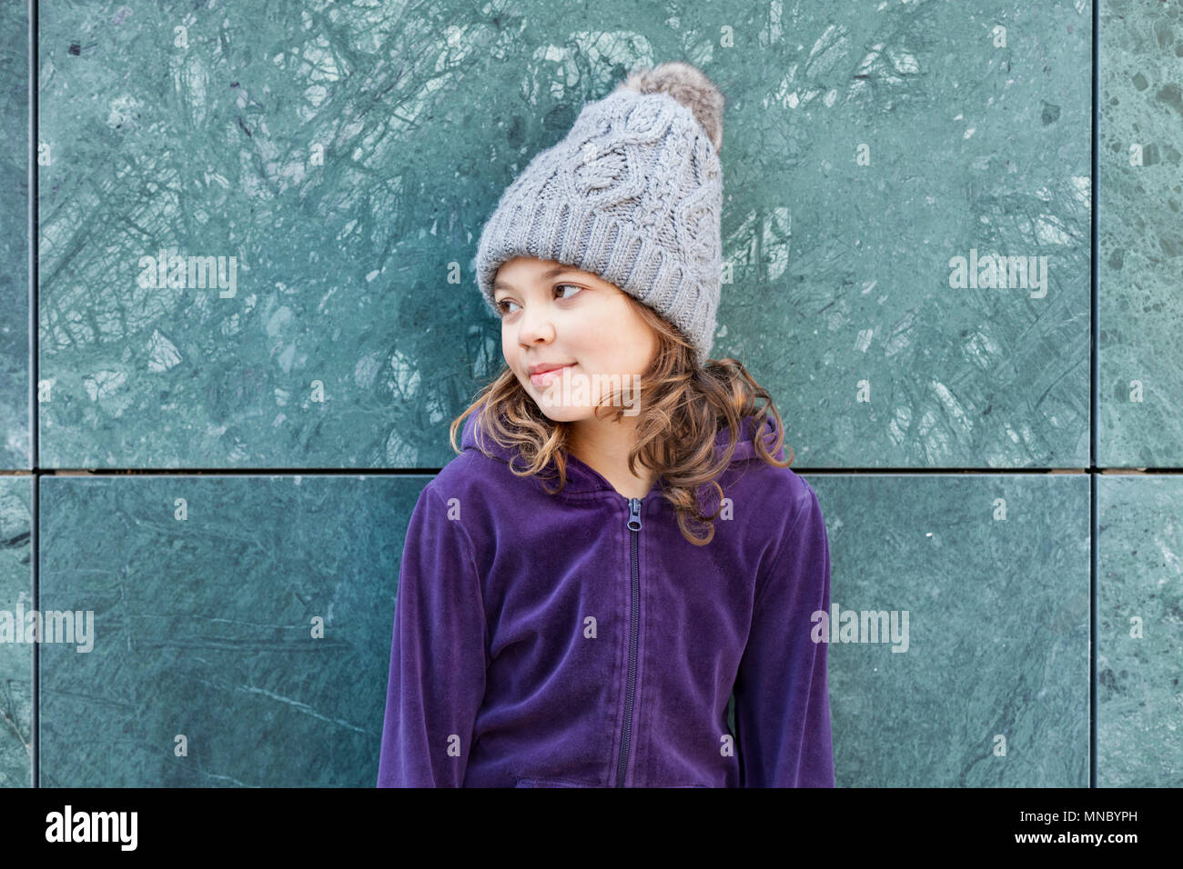 Retrato de una niña casual con gorro de lana, exteriores Fotografía de  stock - Alamy