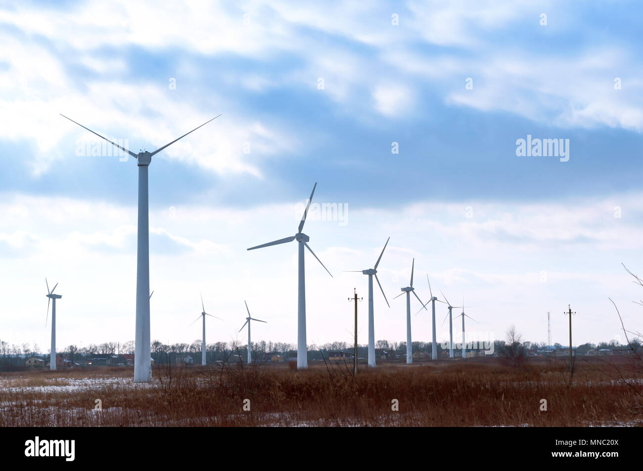 Turbina eólica, plantas de energía eólica, generadores eólicos,  eco-friendly tipo de energía, la electricidad a partir del viento  Fotografía de stock - Alamy